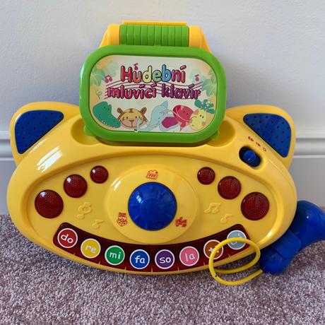 Hudobný hovoriaci klavír,