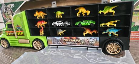 Kamion / kufrik s dinosaurami a autickami,