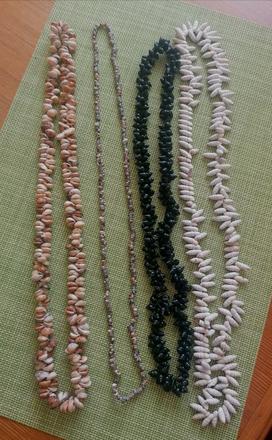 Náhrdelníky z mušličiek,