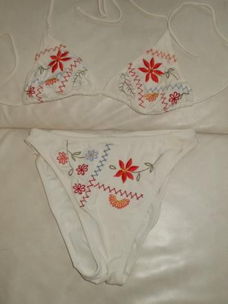 Vyšívané plavky, m