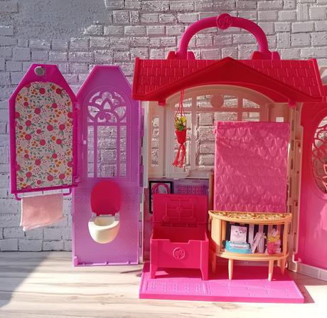 Barbie dom s bábikami a so psom, 