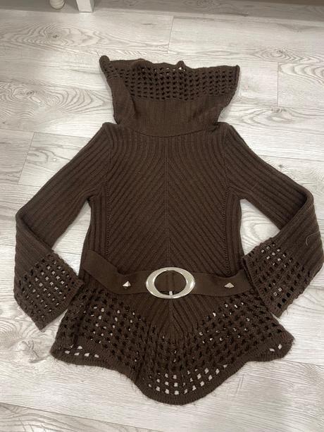 Hnedý sveter s opaskom, m