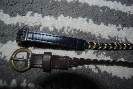 Kratšie zapletené tenké opasky,