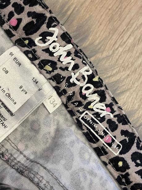 Dievčenské leopardie rifle (134), 134