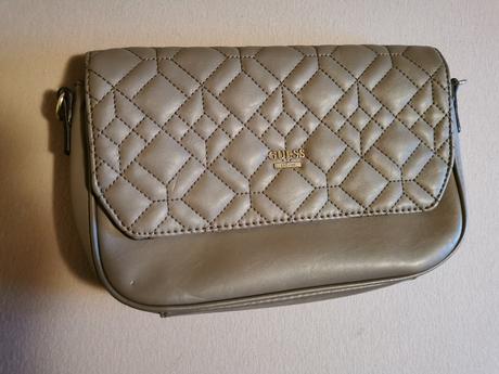 Sivá kabelka guess, guess