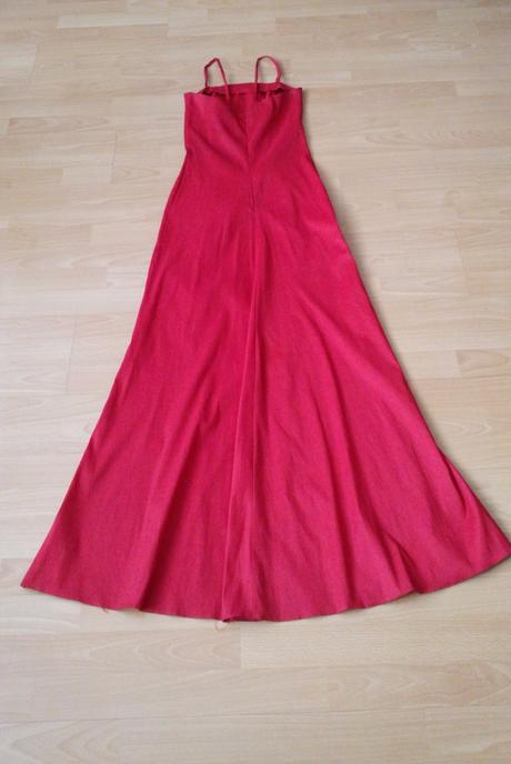 Červené spoločenské šaty, 36