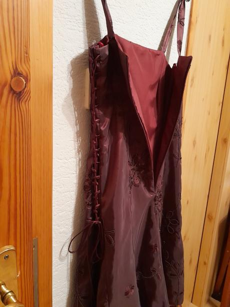 Krátke spoločenské šaty, 38