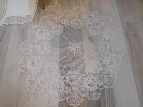 Biely obrus s krajkou + 2 x háčkovaná dečka obrus/, 