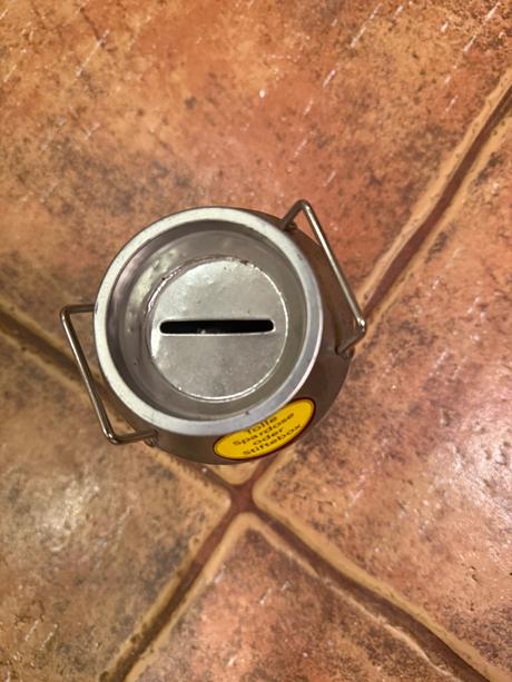 Plechová kovova pokladnička špornička, 