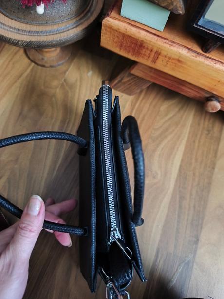 Malá čierna kabelka,