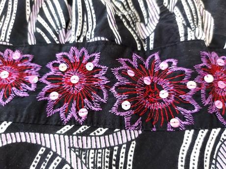 Čierne kvetinové šaty, l