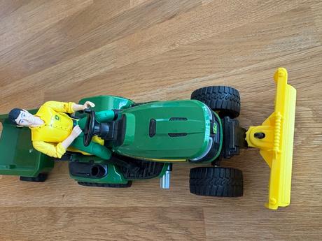 Záhradný traktor john deere x949 s figúrkou - brud, 