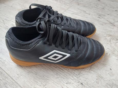 Halovky, umbro,34