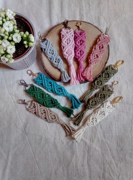 Skladom makramé kľúčenky-privesok, 