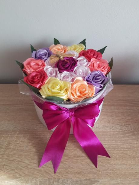 Boxíky plné saténových ruží, 