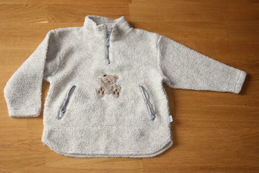 Mikina s mackom, č. 134, 134