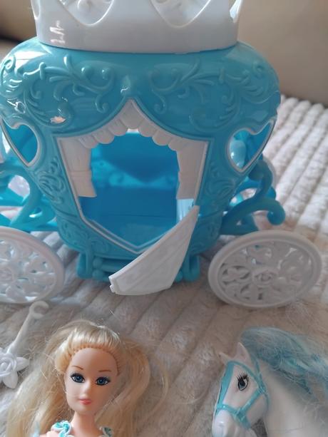 Kôň s kočom a bábikou, 