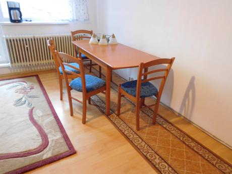 Kuchynský stol +4 x stolička+behúň + luster,