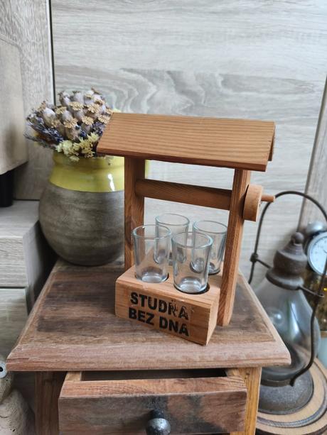 Dekorácia studňa zo štyrmi poharikmi výpredaj, 
