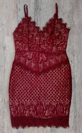 Bordové čipkované šaty, s