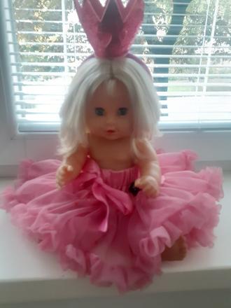 Bábika v ružovej dolly sukničke a s čelenkou,