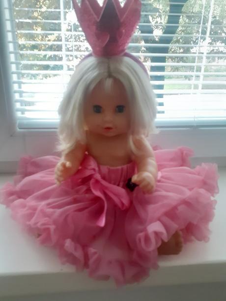 Bábika v ružovej dolly sukničke a s čelenkou, 