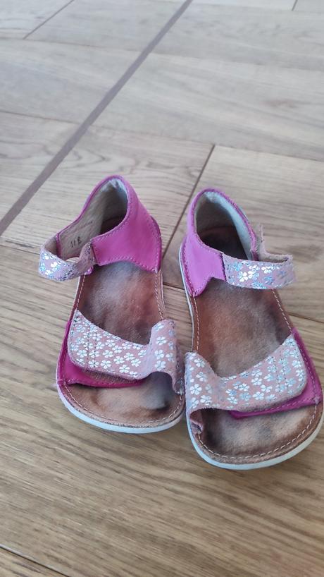 Okbare sandálky, 28