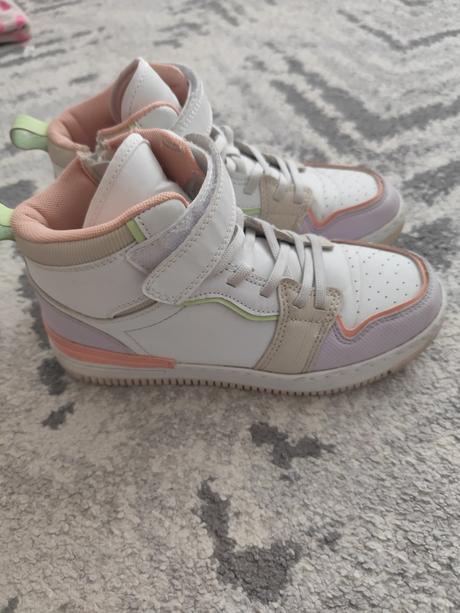 Členkové tenisky, 35