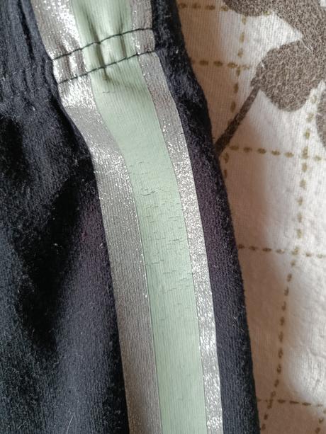 Úzke teplákové nohavice a ozdobnými pásikmi, takko,146