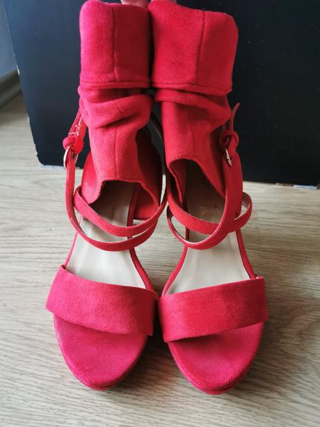 Extravagantné sandale, 39