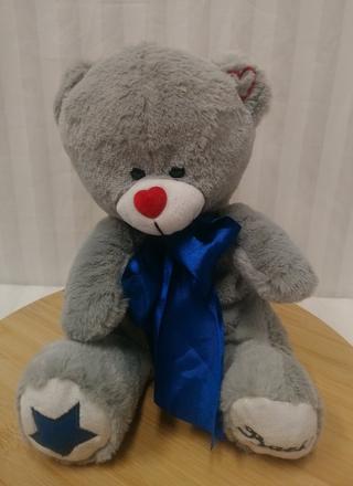 Plyšový sivý medveď s mašlou, kapsička vzadu italy, 
