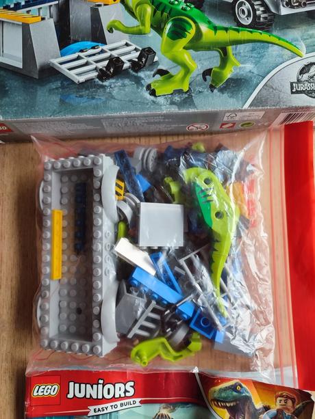 Lego juniors 10757- raptor a záchranárske vozidlo, 