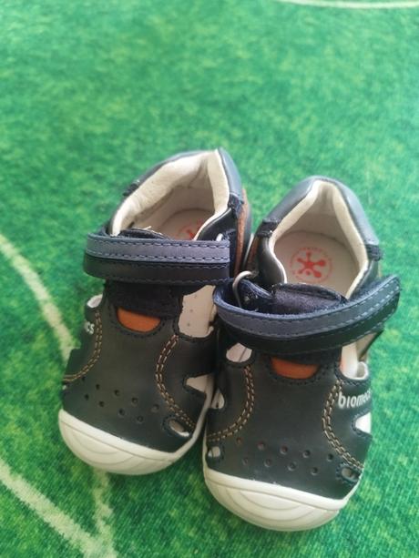 Kožené sandále biomecanics - nové, 18