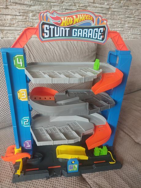 Hotwheels stunt garage, 