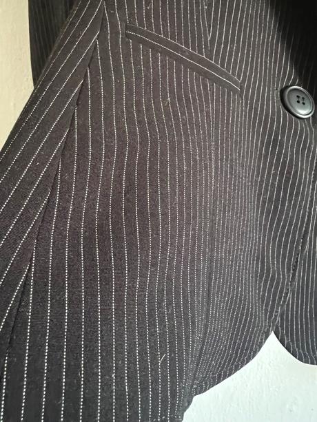 Sako elegantne pruzkovane pruhovane cierne, s