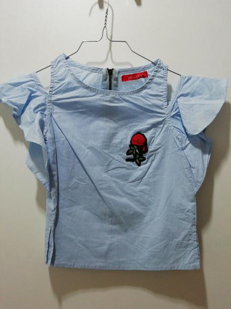 Modrá blúzka s volánikmi a ružou, 104