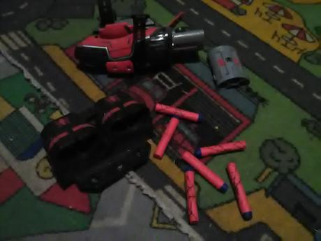 Spidermanska zbraň s penovými nábojmi, 