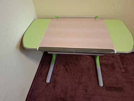 Stolička a pisací stolik,