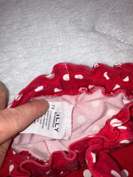 Červené nohavice s bodkami, 74