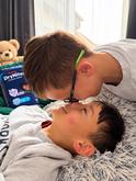 Súrodenci vedia veľa. Ale nemusia komentovať všetko.
Keď máte doma tri deti, predstava úplného súkromia je niekedy celkom úsmevná. 😅Niekto vojde do izby bez zaklopania, niekto niečo začuje a ďalší sa spýta presne tú otázku, ktorú by ste najradšej preskočili.A čím sú deti väčšie, tým viac si uvedomujem, že ich musím naučiť jednu vec: Nie všetko, čo o svojom súrodencovi vieme, patrí nám.U nás je úplne normálne, že sa podpichujú. Veď sú to súrodenci. 😂 Ale máme témy, pri ktorých sranda končí.Ak je ...