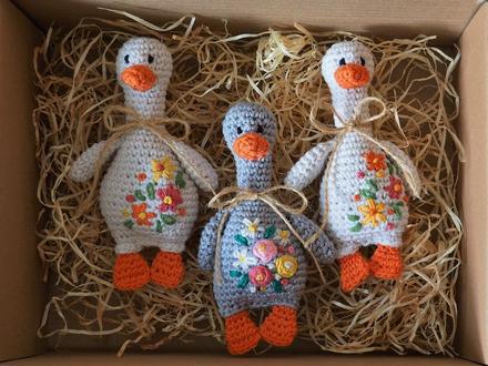 Húska s vyšívanými kvietkami, 