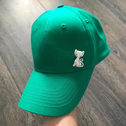 Šiltovka s brošňou,