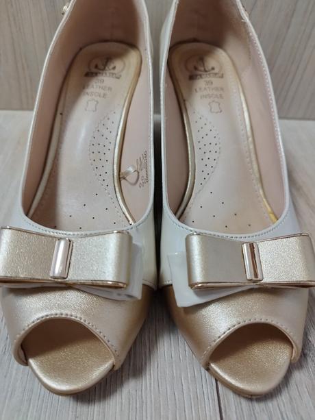 Zlaté topánky na platforme, 39