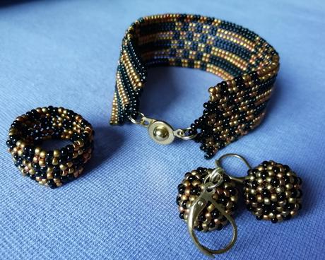 Široký náramok šachovnica zo sklenených korálok, 