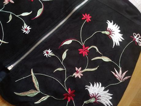 Krásna vysivana sukňa, xs