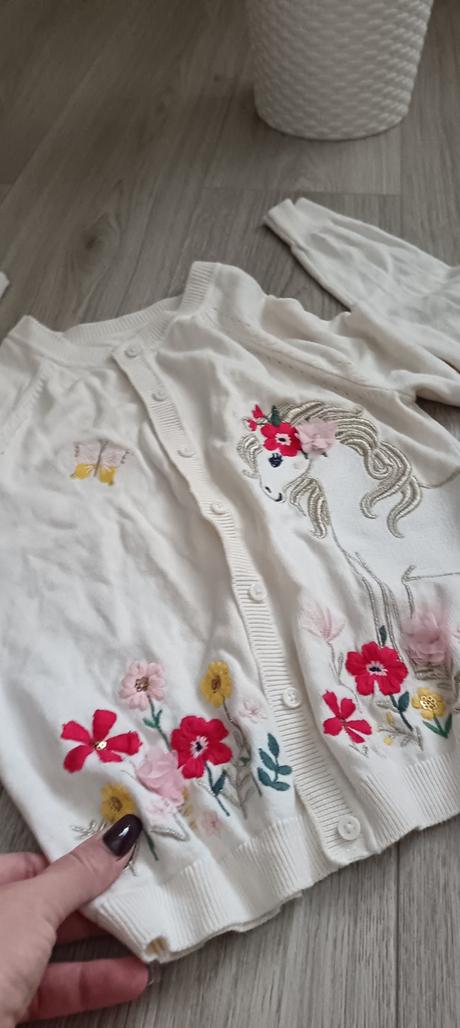 Prekrásny svetrík s kvetmi, 140