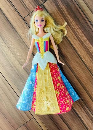 Barbie silkova ruzenka meniace saty, 