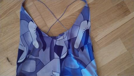 Fialové šaty na ramienka so šnurovačkou vzadu., s