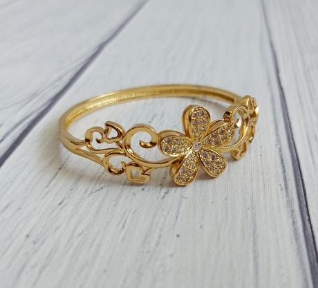 Kovový náramok s kvetom, 