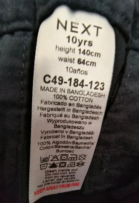 Biela košeľa a kraťasy, 140